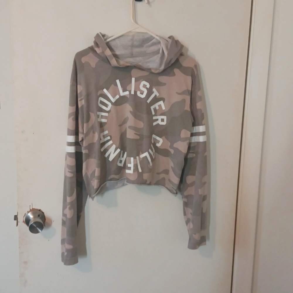 Hollister Camo crop long sleeve Hoodie.